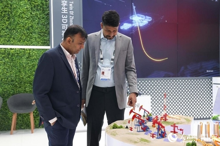 觀眾在了解中企產(chǎn)品。人民網(wǎng)記者任皓宇攝 