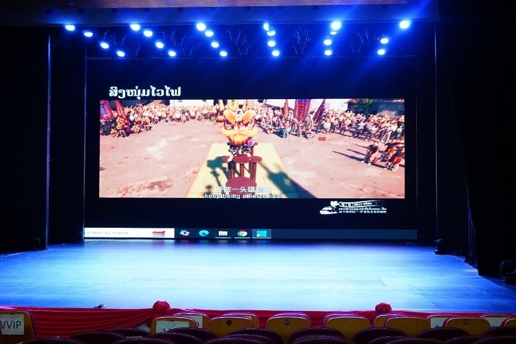 “露天電影院——中老優(yōu)秀電影巡映”首映式上放映老撾語配譯的中國動畫電影《雄獅少年》。主辦方供圖