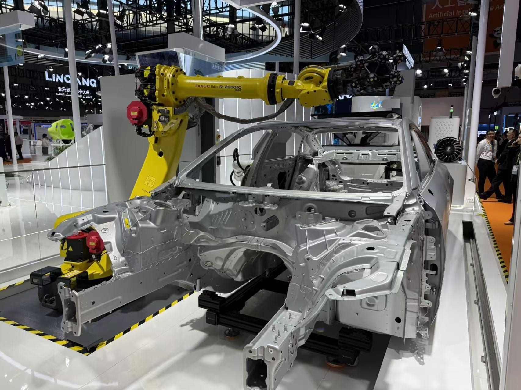 在汽車制造展區(qū)，高精度智能檢測裝備正在模擬檢測汽車車身。人民網(wǎng)記者 王仁宏攝