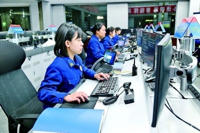  廣東省廣州市消防救援支隊(duì)指揮中心的接警調(diào)度員24小時待命。圖片由國家消防救援局提供