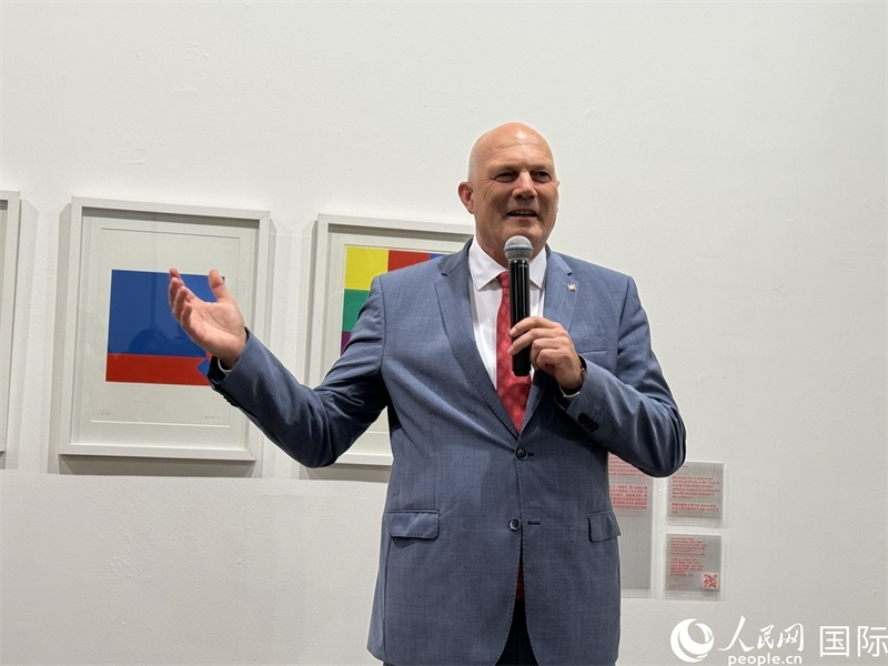 11月8日，瑞士駐華大使白瑞誼在“瑞士經(jīng)典設(shè)計展”開幕式上發(fā)表致辭。（人民網(wǎng) 謝瑩攝）