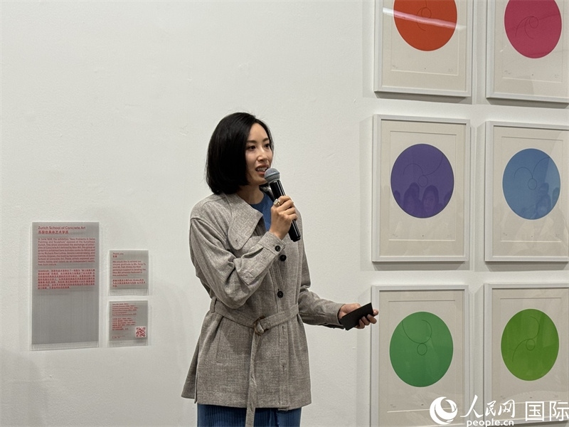 11月8日，今日美術(shù)館館長張然在“瑞士經(jīng)典設(shè)計展”開幕式上發(fā)表致辭。（人民網(wǎng) 謝瑩攝）