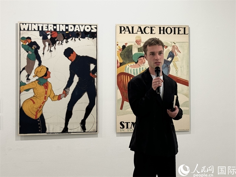 11月8日，“瑞士經(jīng)典設(shè)計展”策展人言照壁向與會嘉賓導(dǎo)覽。（人民網(wǎng) 謝瑩攝）