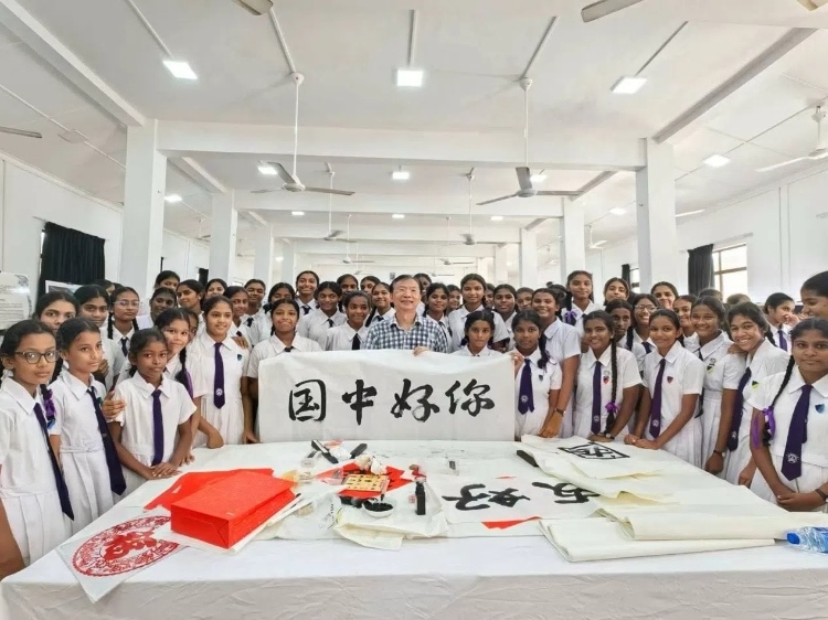 斯里蘭卡學(xué)生在系列活動(dòng)中學(xué)習(xí)中國(guó)書(shū)法。圖片由主辦方提供