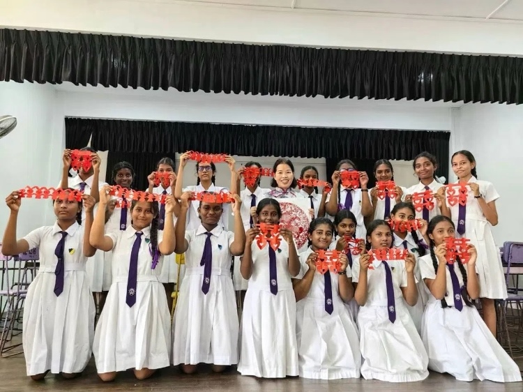 斯里蘭卡學(xué)生展示剪紙作品。圖片由主辦方提供