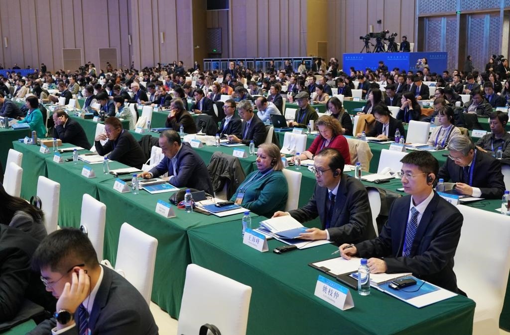 11月7日，中外嘉賓在首屆世界古典學大會開幕式現(xiàn)場聽會。新華社記者 張晨霖 攝