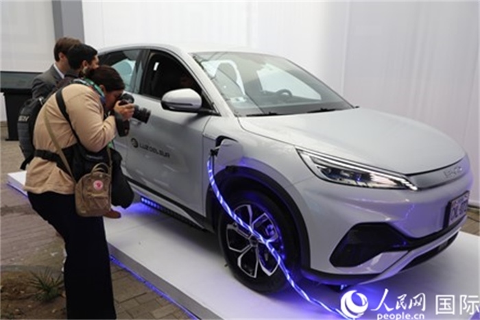 圖為秘魯媒體記者正在拍攝現(xiàn)場(chǎng)展出的比亞迪電動(dòng)汽車(chē)。 人民網(wǎng)記者姜波攝