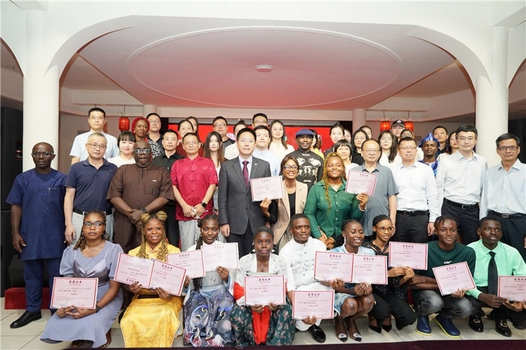 參賽選手與嘉賓合影留念。尼日利亞中國文化中心供圖