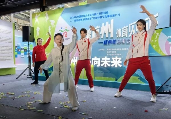 三位奧運(yùn)冠軍進(jìn)行陳式太極拳表演。 人民網(wǎng)記者 楊磊攝