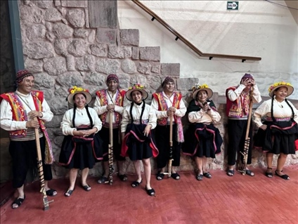 身著傳統(tǒng)服飾的秘魯藝人。本報(bào)記者 張朋輝 攝