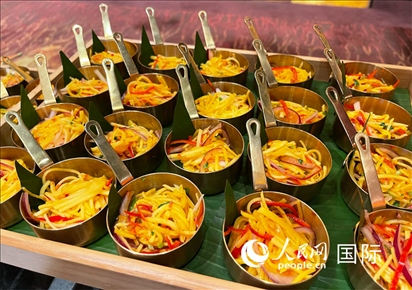 馬來西亞美食節(jié)現(xiàn)場準(zhǔn)備的美食。人民網(wǎng) 王婧攝