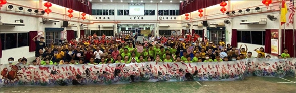 在工作坊導(dǎo)師的指導(dǎo)下，三校200余名學(xué)生共同完成了一幅長達80尺的水墨畫作。主辦方供圖