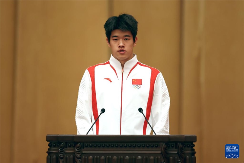 11月15日，游泳運動員潘展樂在報告會上發(fā)言。新華社記者 李明 攝