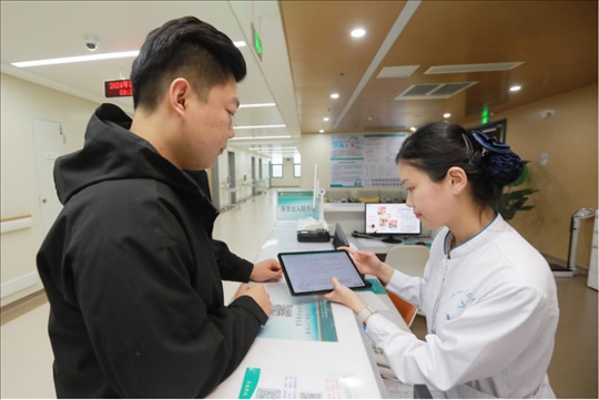 患者在護(hù)士站為家屬辦理床旁出院手續(xù)。圖片來源：山東第一醫(yī)科大學(xué)第二附屬醫(yī)院