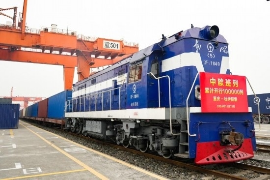 11月15日，X8083次中歐班列（重慶—杜伊斯堡）等待發(fā)車。新華社記者 張子彧 攝