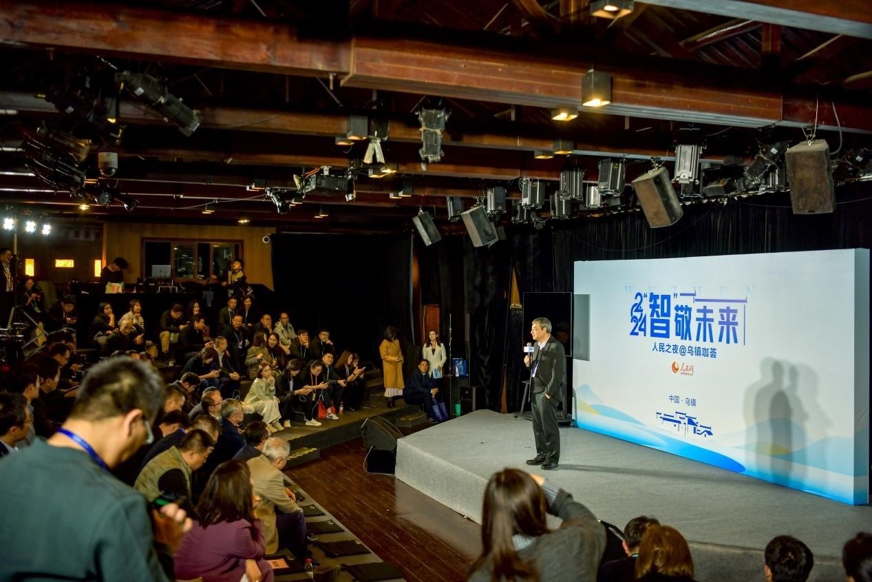 在開(kāi)場(chǎng)環(huán)節(jié)，清華大學(xué)人工智能研究院常務(wù)副院長(zhǎng)、教授孫茂松發(fā)言分享。人民網(wǎng)記者 任峰濤攝