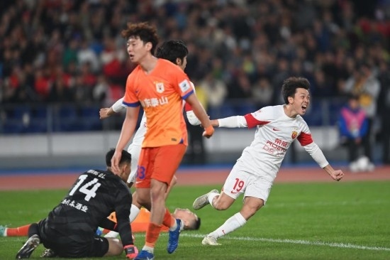 11月23日，上海海港隊球員王振澳（右）慶祝進球。新華社記者 黃宗治 攝