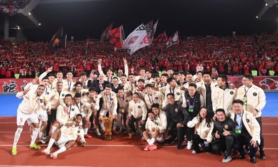 11月23日，上海海港隊成員在頒獎儀式后與球迷合影。新華社記者 黃宗治 攝