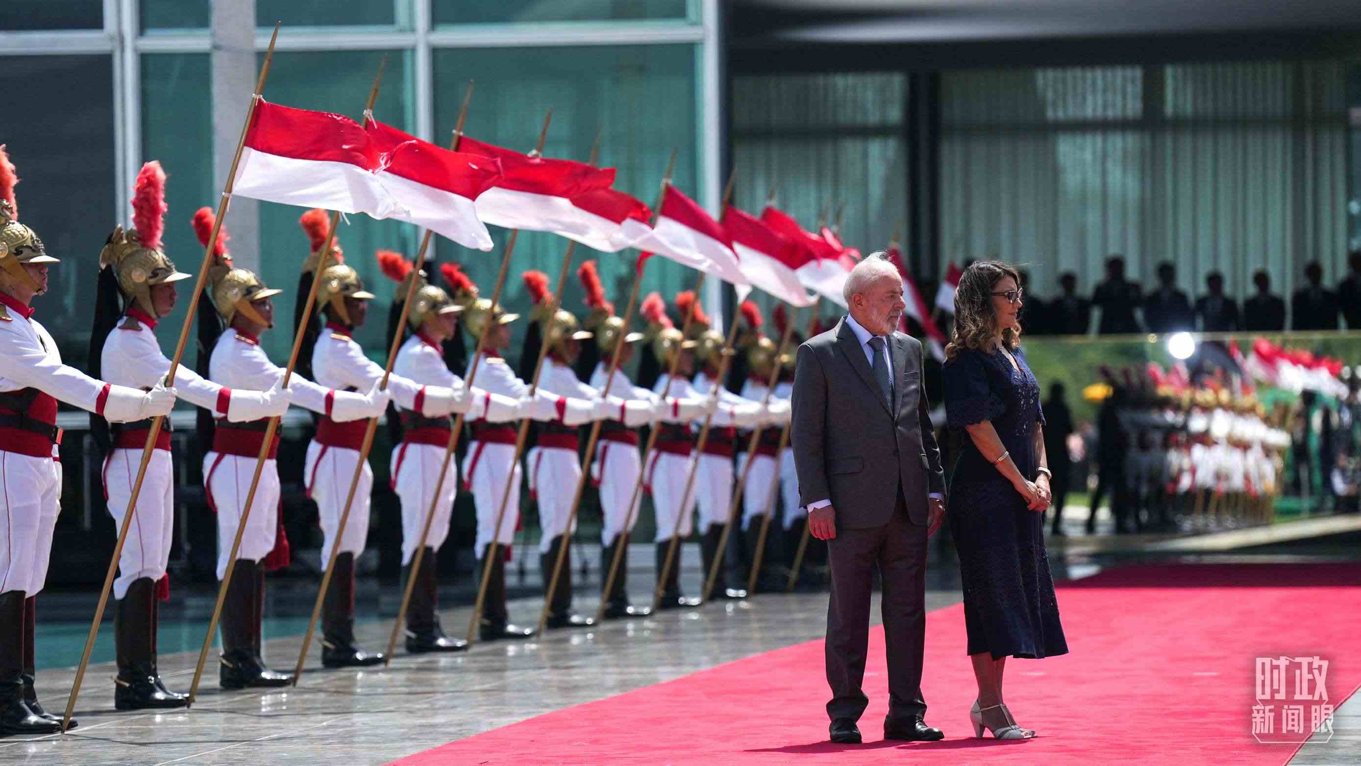 巴西總統(tǒng)盧拉和夫人羅桑等候習(xí)主席到來。