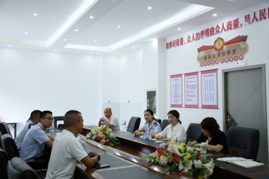 榕江縣稅務局在園區(qū)協(xié)商議事室協(xié)調(diào)解決企業(yè)訴求。黔東南州稅務局供圖