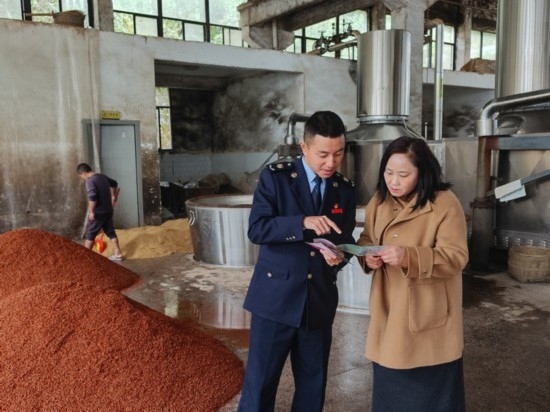 鎮(zhèn)遠縣稅務局在酒企宣傳調(diào)研。黔東南州稅務局供圖
