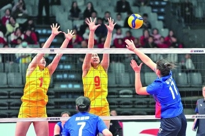 11月27日，山東隊(duì)球員李晨瑄（中）、李美君（左）在比賽中攔網(wǎng)。新華社發(fā)