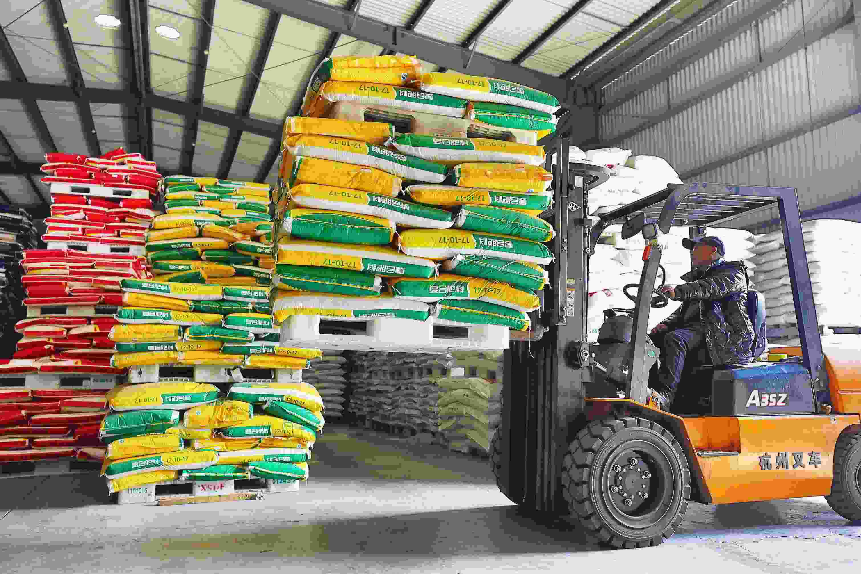 2023年2月15日，在浙江義烏供銷聯(lián)社的農(nóng)資貯存?zhèn)}庫(kù)，工作人員正在調(diào)運(yùn)復(fù)合肥料等農(nóng)資。