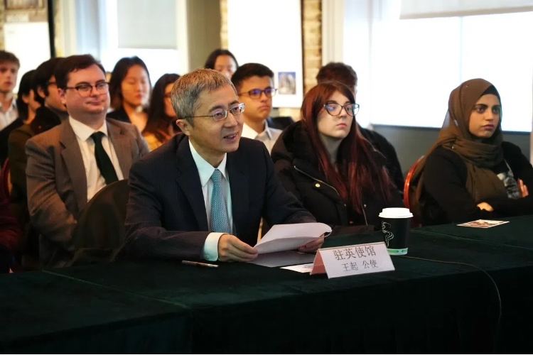 中國駐英國大使館公使王起發(fā)表講話。吳若鳴攝
