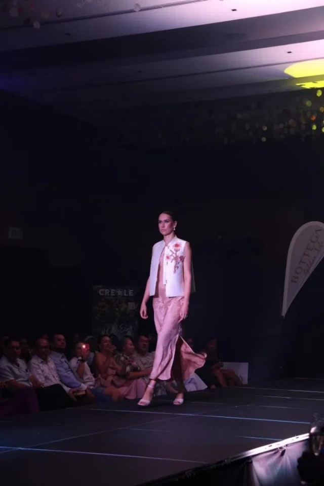 模特展示新中式禮服。顏李芳攝