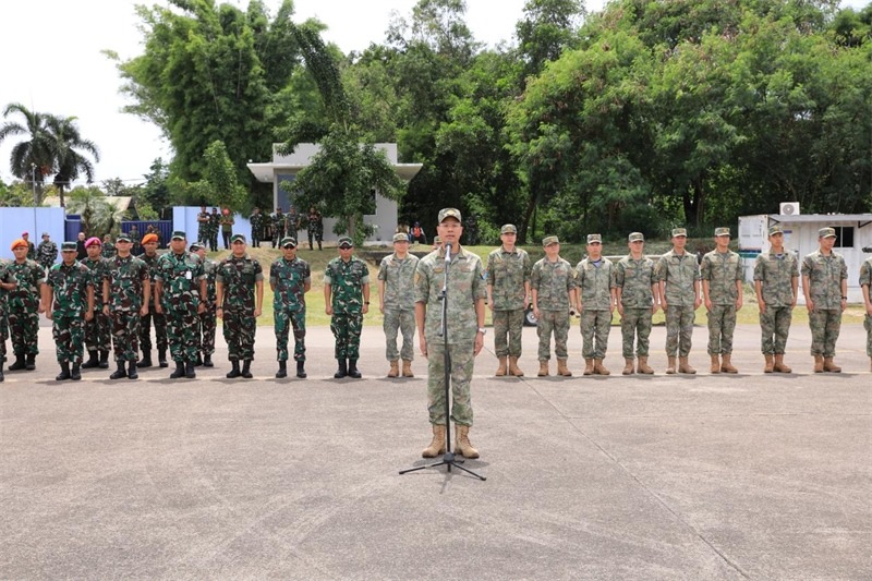 中方參演部隊指揮員在印尼方舉行的歡迎儀式上致辭。龔勝祥 攝