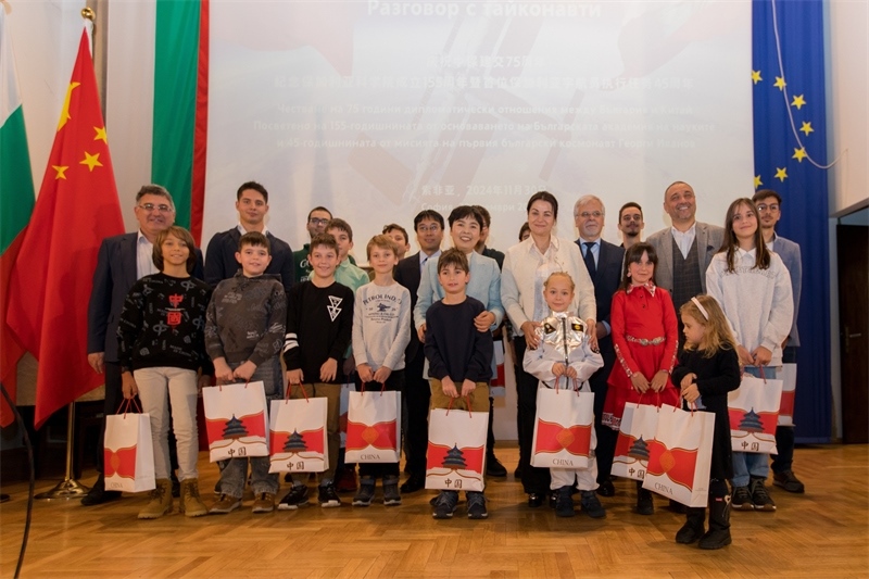 為保加利亞青少年頒發(fā)獎(jiǎng)品。中國駐保加利亞大使館供圖