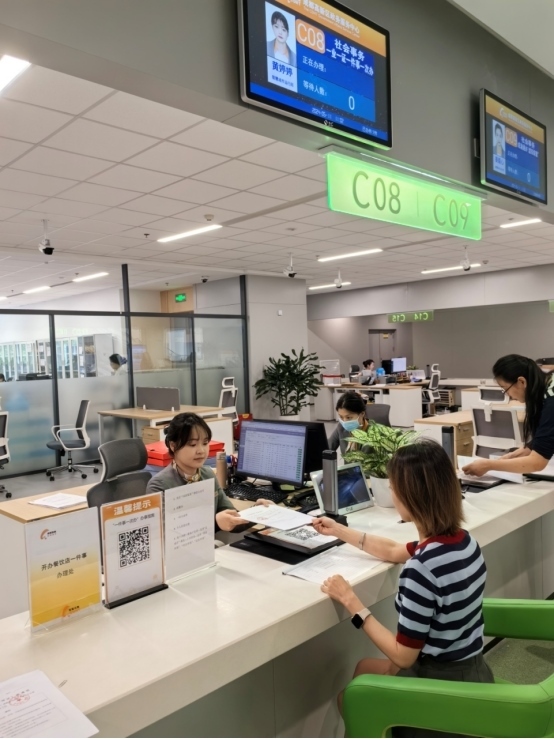 成都高新區(qū)“開辦餐飲店一件事”服務(wù)窗口。成都市市場監(jiān)督管理局供圖