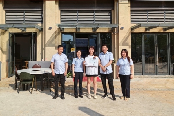 當(dāng)?shù)毓ぷ魅藛T上門為經(jīng)營者送來了證件。蒼溪縣行政審批和數(shù)據(jù)局供圖