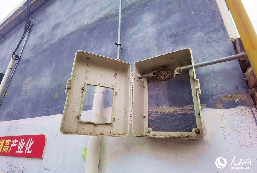 在玉山村的一處未安裝燃?xì)獗淼谋硐鋬?nèi)，掛著一個(gè)馬蜂窩。人民網(wǎng)記者 慎志遠(yuǎn)攝