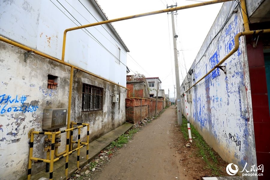 中燃公司在玉山鎮(zhèn)鋪設(shè)完工的燃?xì)夤芫W(wǎng)。人民網(wǎng)記者 慎志遠(yuǎn)攝