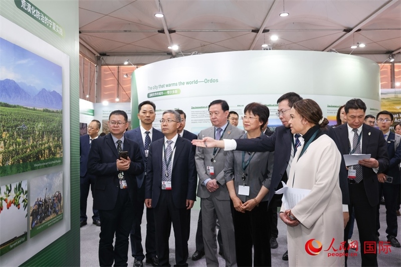 嘉賓參觀中國(guó)館。人民網(wǎng)記者任皓宇攝