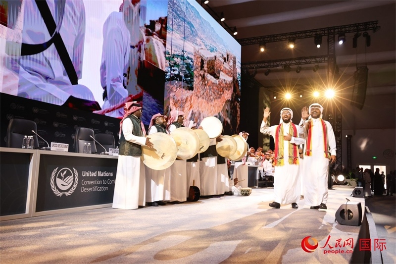 《聯(lián)合國(guó)防治荒漠化公約》第十六次締約方大會(huì)2日開幕。圖為開幕式表演。人民網(wǎng)記者任皓宇攝
