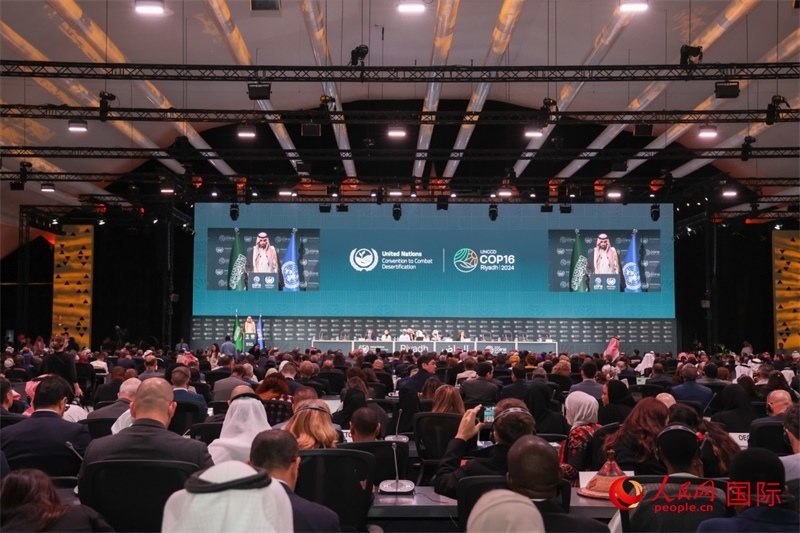 《聯(lián)合國(guó)防治荒漠化公約》第十六次締約方大會(huì)2日開幕。圖為開幕式現(xiàn)場(chǎng)。人民網(wǎng)記者任皓宇攝