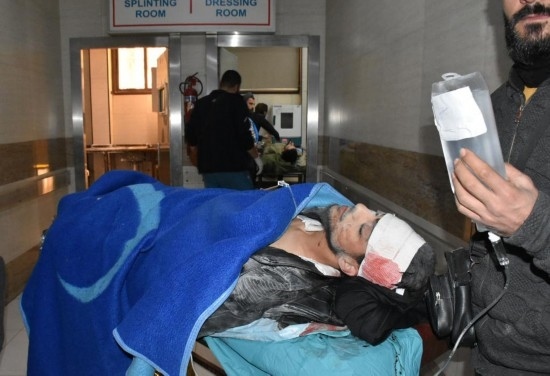 11月29日，在敘利亞阿勒頗，傷者被送往醫(yī)院接受治療。新華社發(fā)