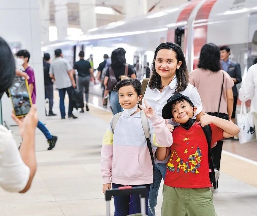 雅萬高鐵是我國在境外完成全過程勘察設(shè)計(jì)建設(shè)的首個高鐵項(xiàng)目，于去年10月17日正式開通運(yùn)營，是中印尼共建“一帶一路”合作的典范。圖為乘客在和雅萬高鐵動車組合影留念。新華社記者 徐欽 攝