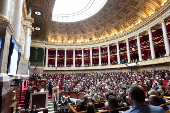 10月1日，法國(guó)總理巴尼耶在位于巴黎的法國(guó)國(guó)民議會(huì)發(fā)表演講。新華社發(fā)（杰克·陳攝）