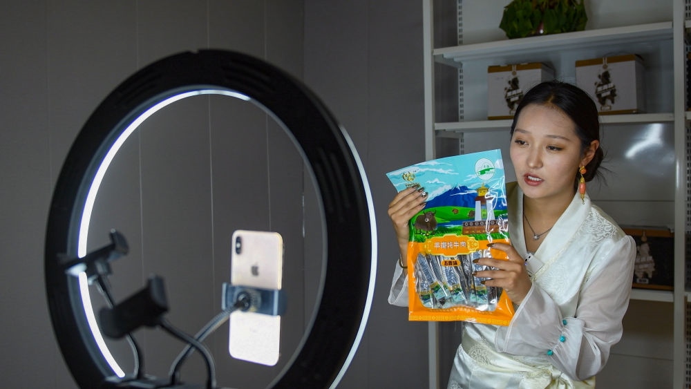 9月24日，果洛藏貢麻村村民多杰吉在進(jìn)行網(wǎng)絡(luò)帶貨直播。（潘彬彬 攝）