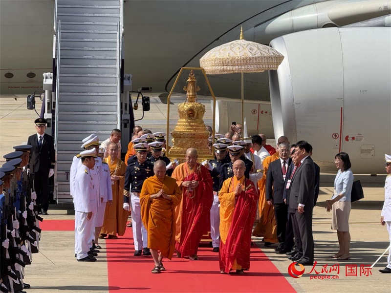 北京靈光寺佛牙舍利抵達泰國曼谷廊曼軍用機場。人民網記者章念生攝