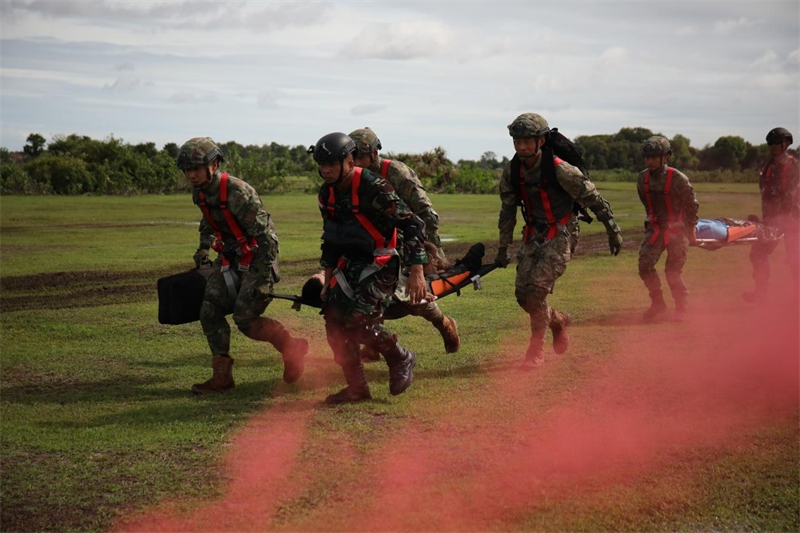 中印尼雙方空降兵隊(duì)員空降至指定地域后，迅速展開“傷病員”救治和轉(zhuǎn)移。段江山攝