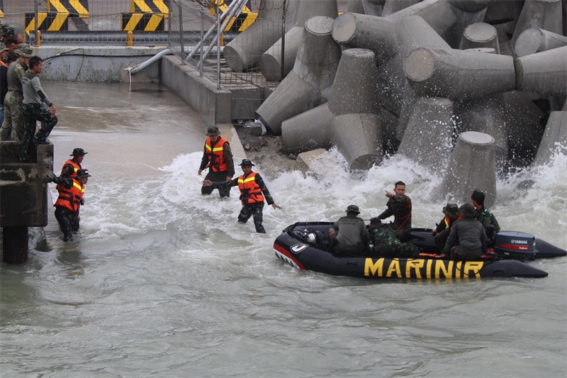 中印尼雙方海軍參演官兵協(xié)力將“落水人員”救上橡皮艇。周宇攝
