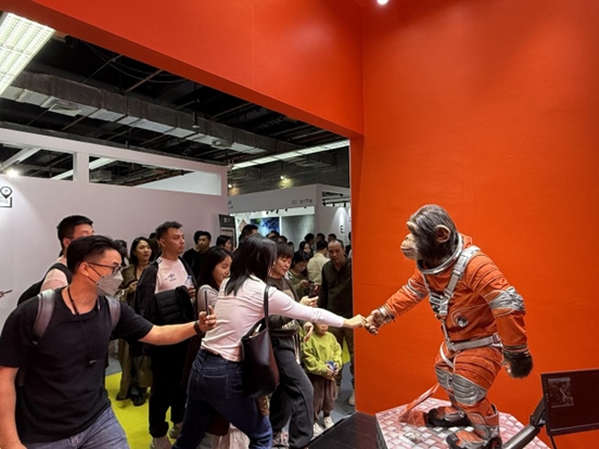 本土原創(chuàng)公司JIN ARTS帶領(lǐng)仿生機(jī)器人亮相廣州設(shè)計(jì)周11號(hào)館。（受訪者供圖）
