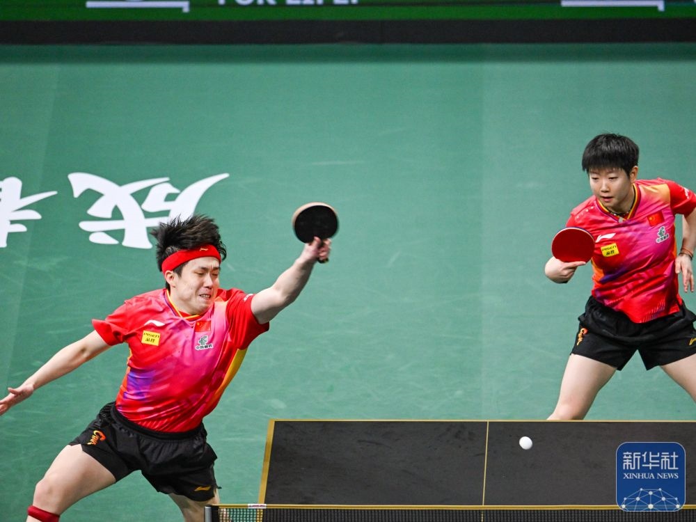 ↑中國隊(duì)組合王楚欽（左）/孫穎莎在混雙比賽中。新華社記者 王曦 攝