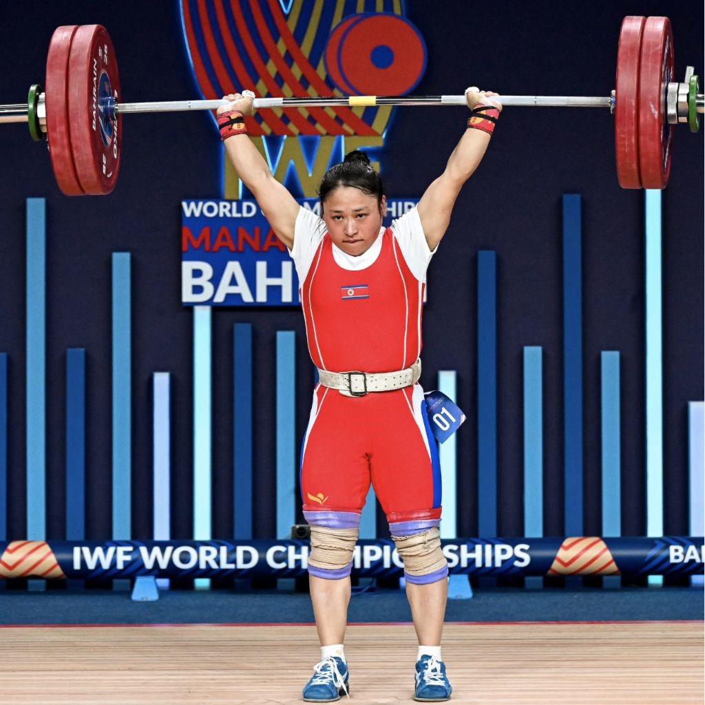 圖為李盛金在比賽中。圖片來源于國際舉重聯(lián)合會官網(wǎng)