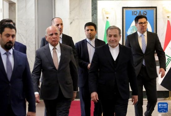 12月6日，伊拉克副總理兼外長侯賽因（中左）在巴格達(dá)會(huì)見伊朗外長阿拉格齊（中右）。新華社發(fā)（哈利勒·達(dá)伍德攝）