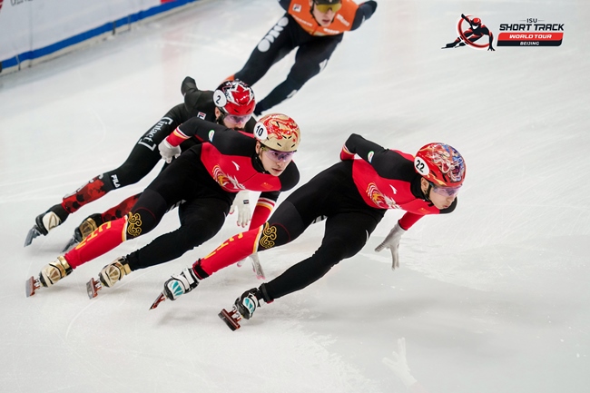 中國選手孫龍(右一)、劉少昂(右二)在比賽中。賽事組委會供圖